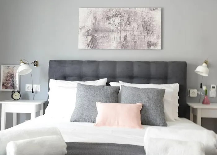 Bright Flat Near The Acropolis By Upstreet